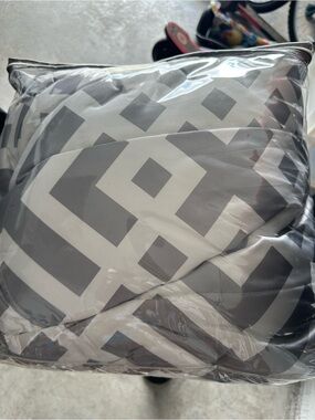 Geometric Gray & White Throw comforter